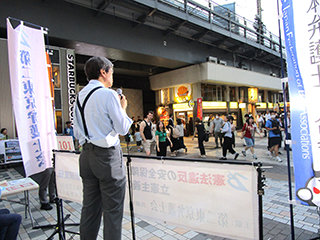 街宣の様子（有楽町駅頭）
